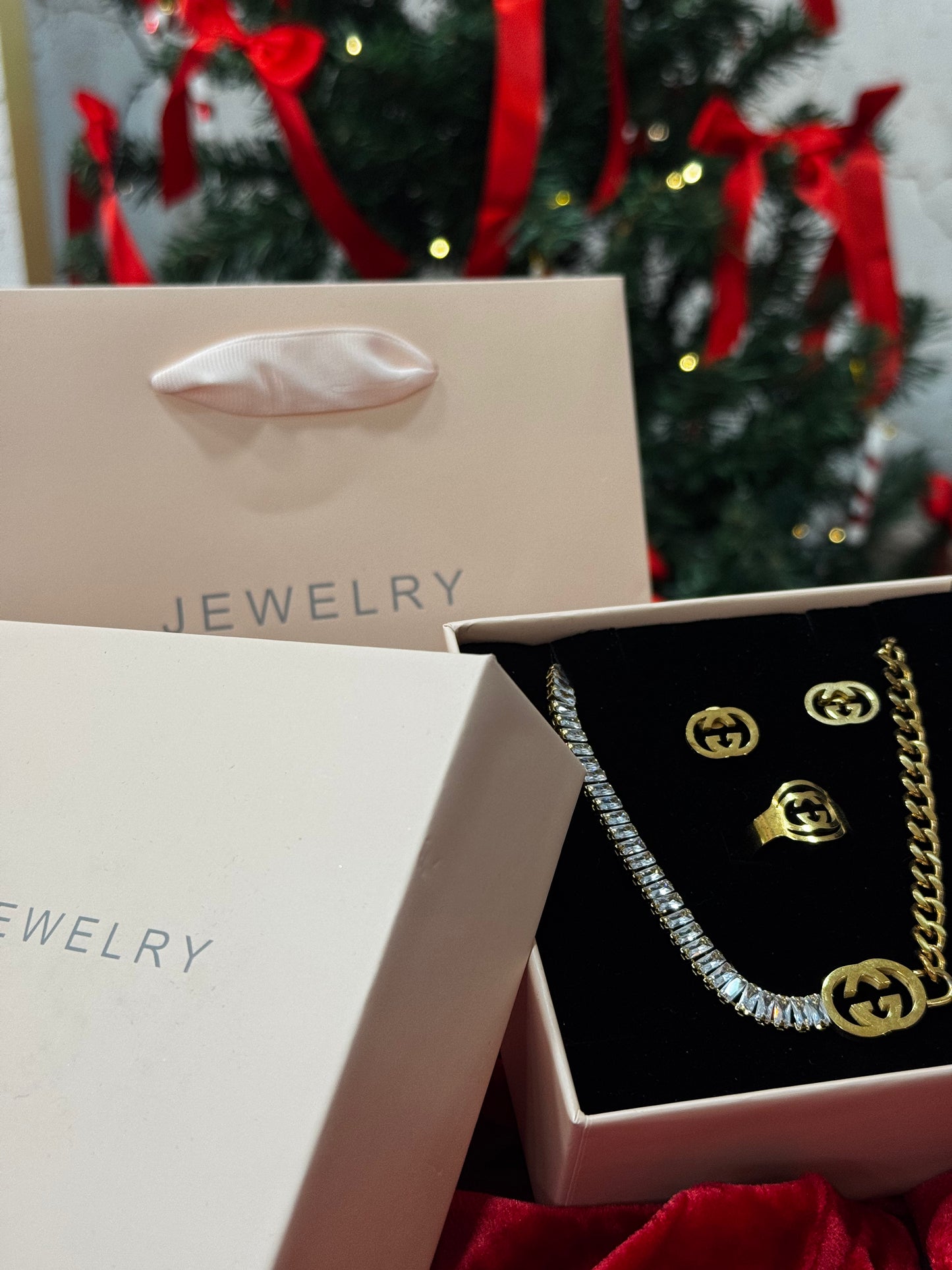CONJUNTO GUCCI  -  COLAR + BRINCOS + ANEL + CAIXA + SACO